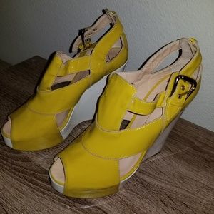 Giuseppe yellow patent leather wedges